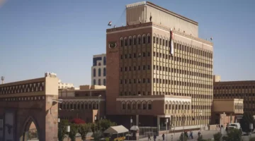 تثبيت سعر الدولار عند 530 ريال يؤثر على استقرار الاقتصاد اليمني ويزيد المخاوف من أزمة وشيكة 1